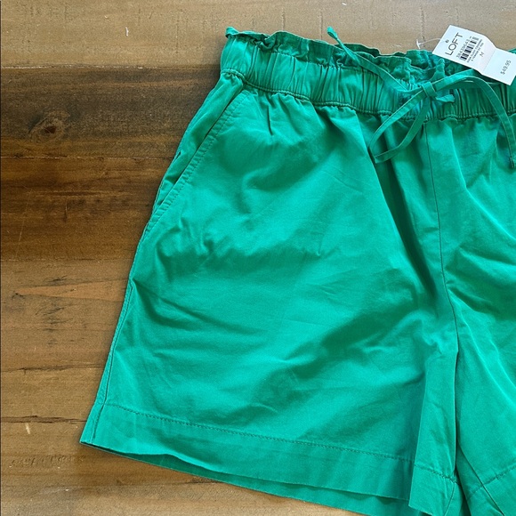 LOFT Vibrant Green Women's Cargo Shorts - Picture 3 of 11